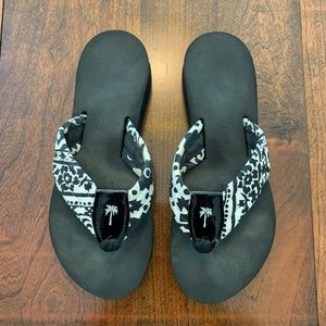 Eliza B black and white flip flops